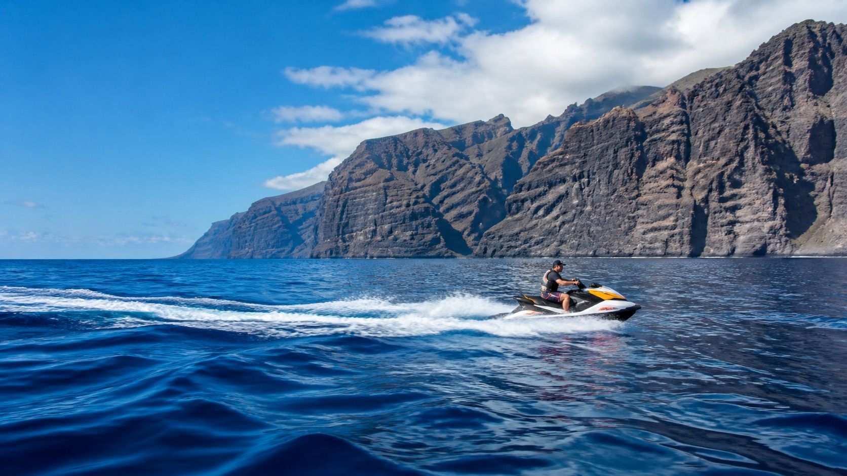 Moto de agua frente a los acantilados de Los Gigantes