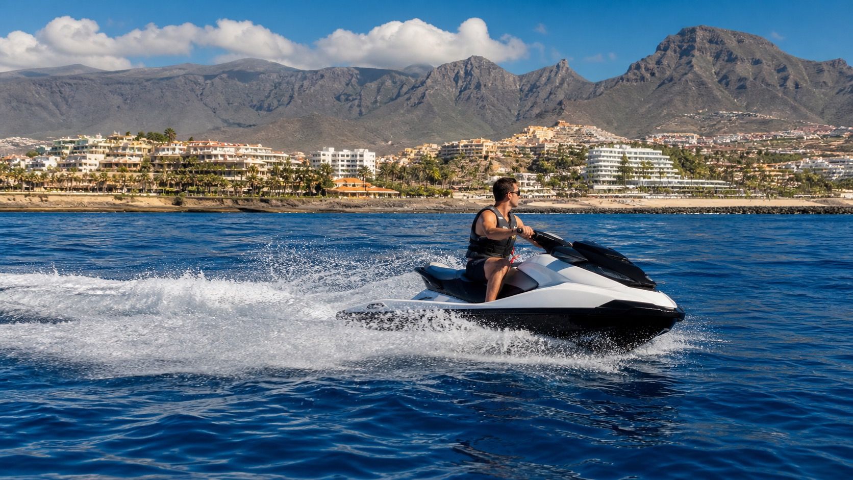 Motos de agua saliendo de un puerto del sur de Tenerife